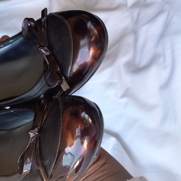 Stuart Weitzman Round Toe and Round Block Heels Size 6M - Picture 10 of 16